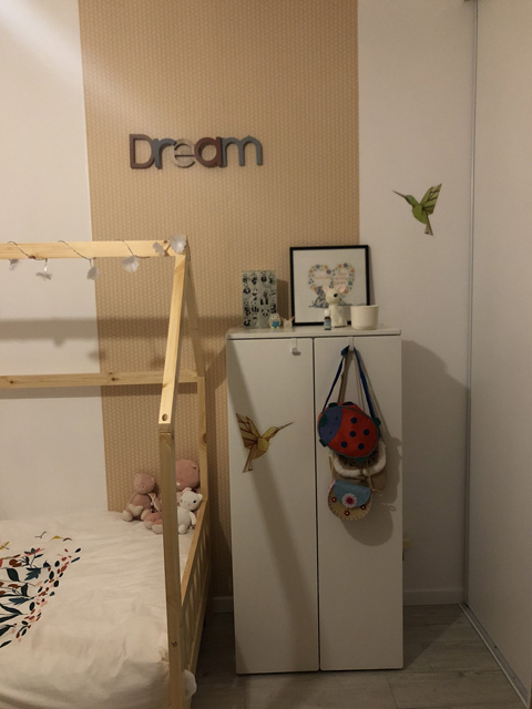 Espace rangement dans une chambre d'enfant