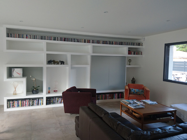 Séjour ouvert avec espace télévision et bibliothèque