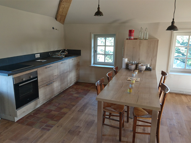 Cuisine avec table et chaises